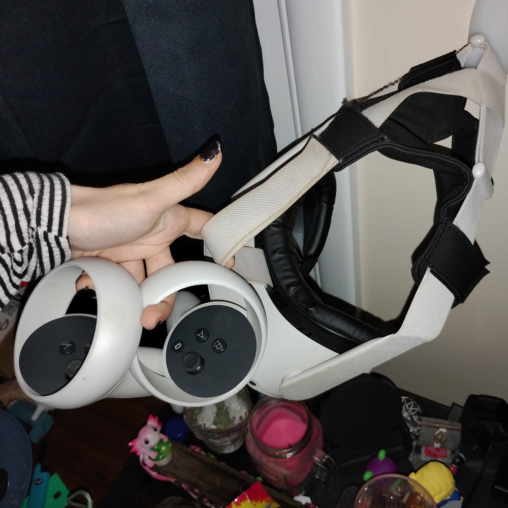 VR Headset with Controllers - Black and White